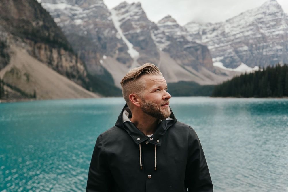 Pria dengan danau sebagai latar belakangnya
