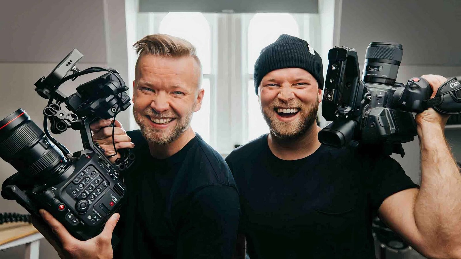 Dua orang pria dengan kamera video